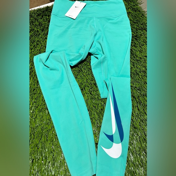 Nike One Dry-Fit Technology. 7/8 Length. - Picture 3 of 5